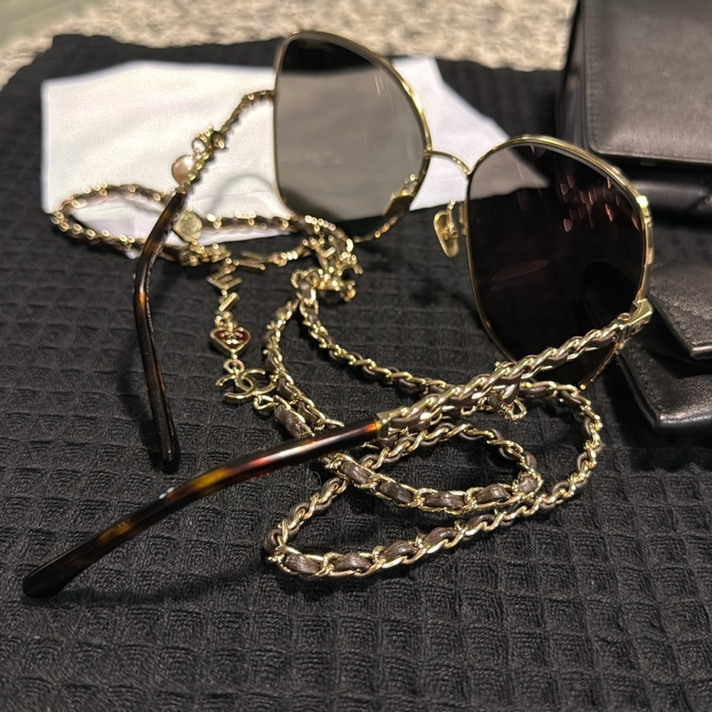 Chanel CC interlocking butterfly Sunglasses with chain - Picture 8 of 13